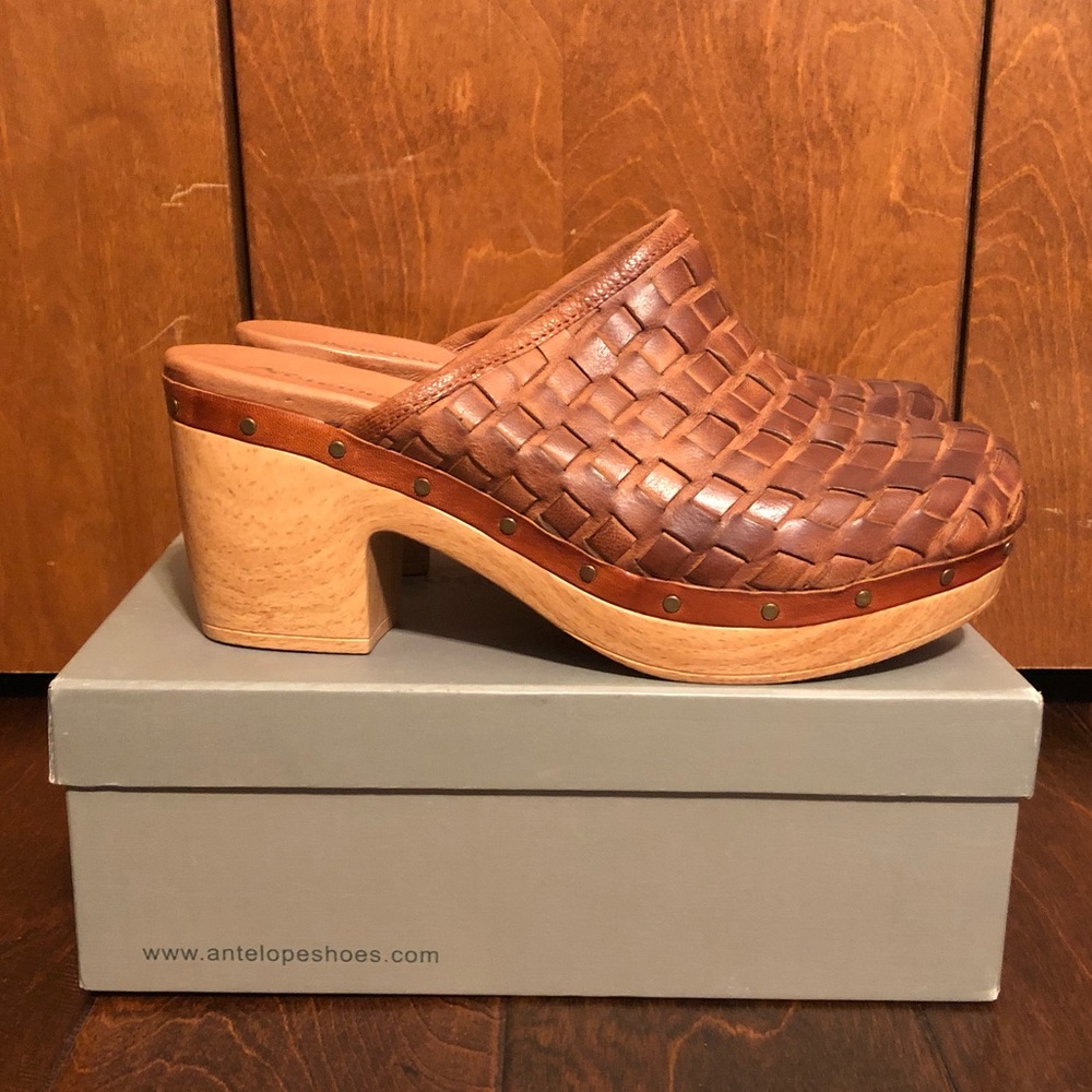 Antelope clogs